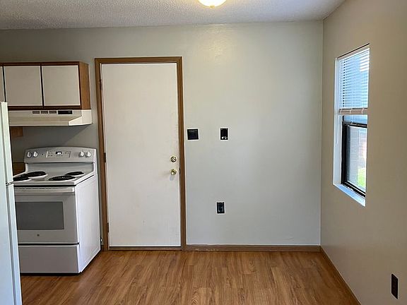 3rd image of 830 E College St #C