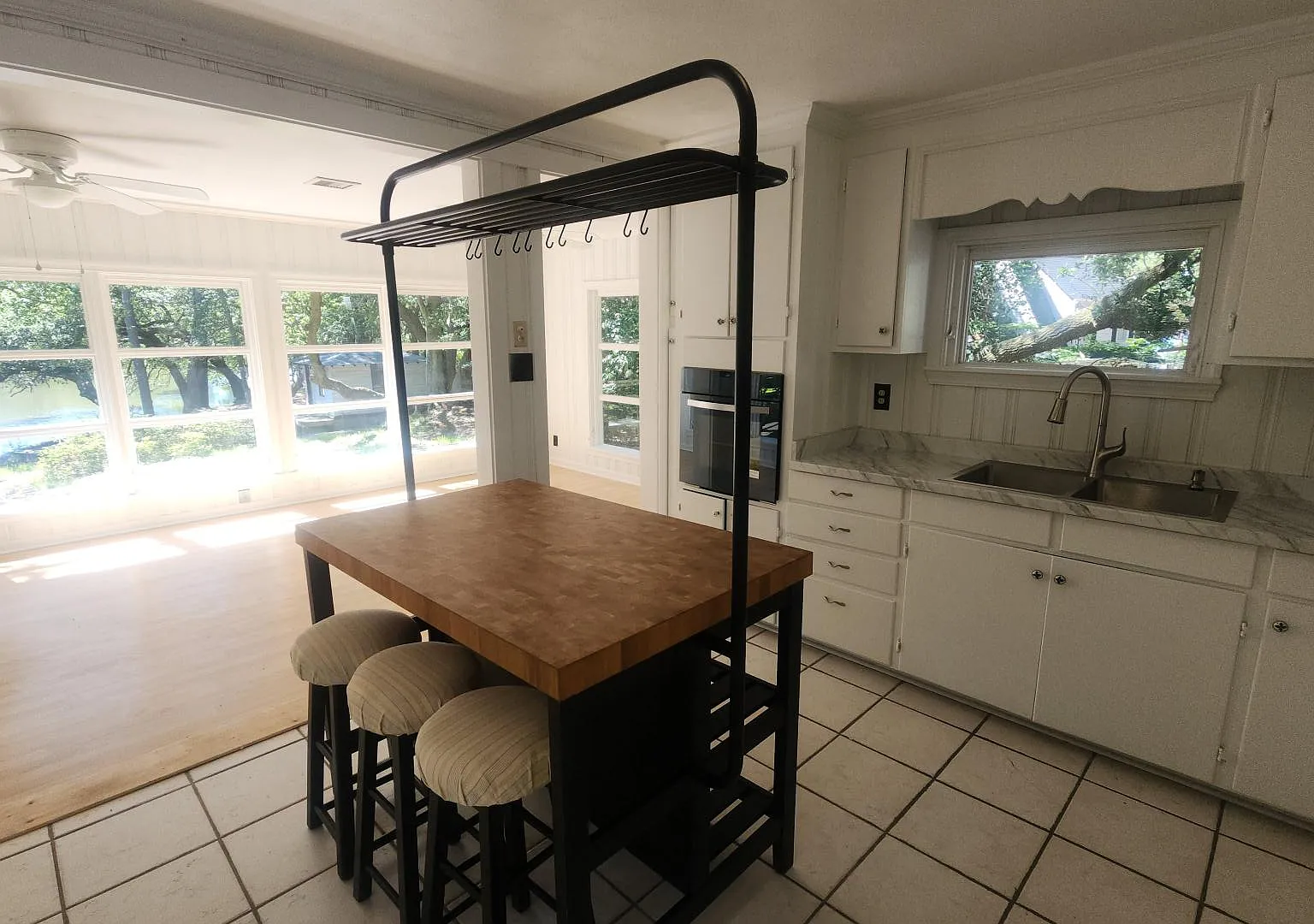 3 bed, 1986 sqft, $3,450 — Photo 3