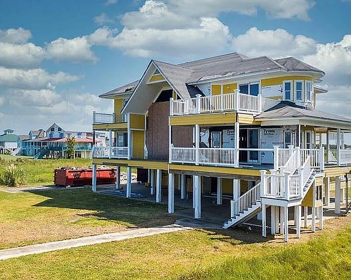 2nd image of 121 W Harbor Dr