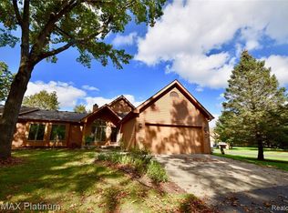215 Glenwood Ave, Fenton, MI 48430