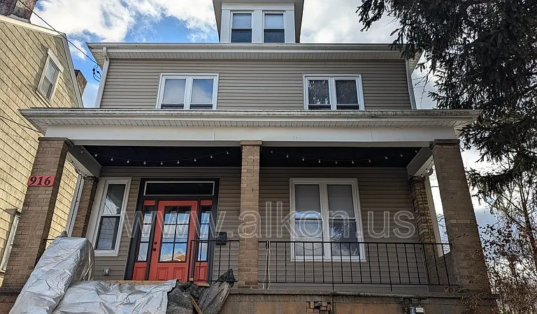916 Deely St — Photo 1
