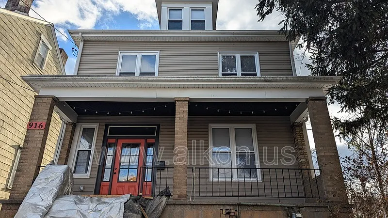 916 Deely St photo 1