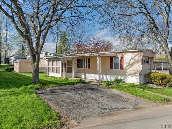 4 Northwood Cir, New Hartford, NY 13413