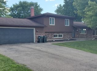 402 E Folkers Rd, Sterling, IL 61081