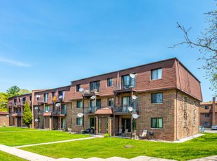 499 McHenry Rd APT 1A, Wheeling, IL 60090