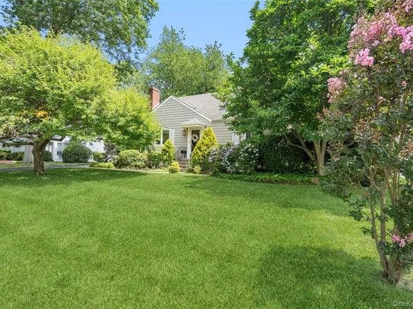 21 Circle Drive, Glen Cove, NY 11542
