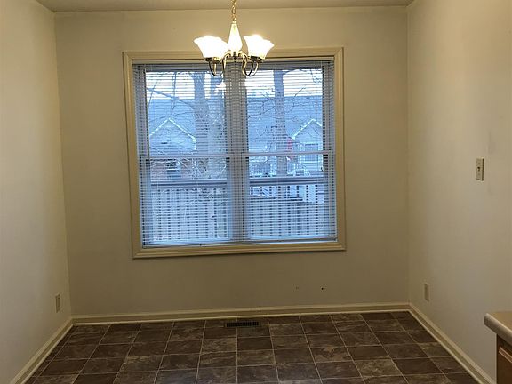 3rd image of 1551 Barrywood Cir W