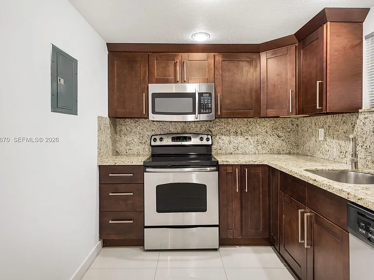 411 SW 37th Ave #3-B — Photo 6