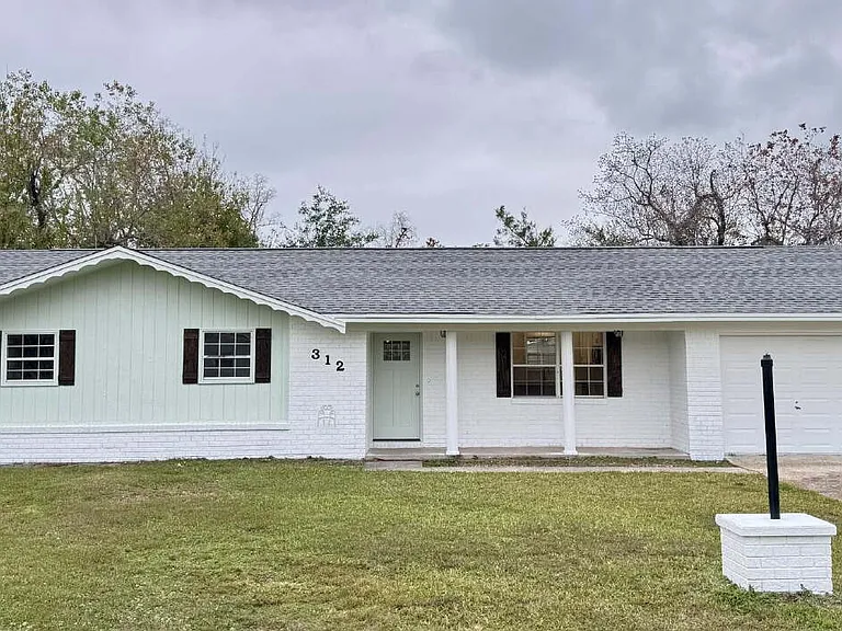 312 Missouri Ave — Photo 1