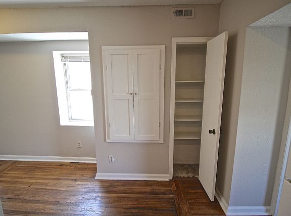 2nd image of 3421 Wyandotte St APT 203