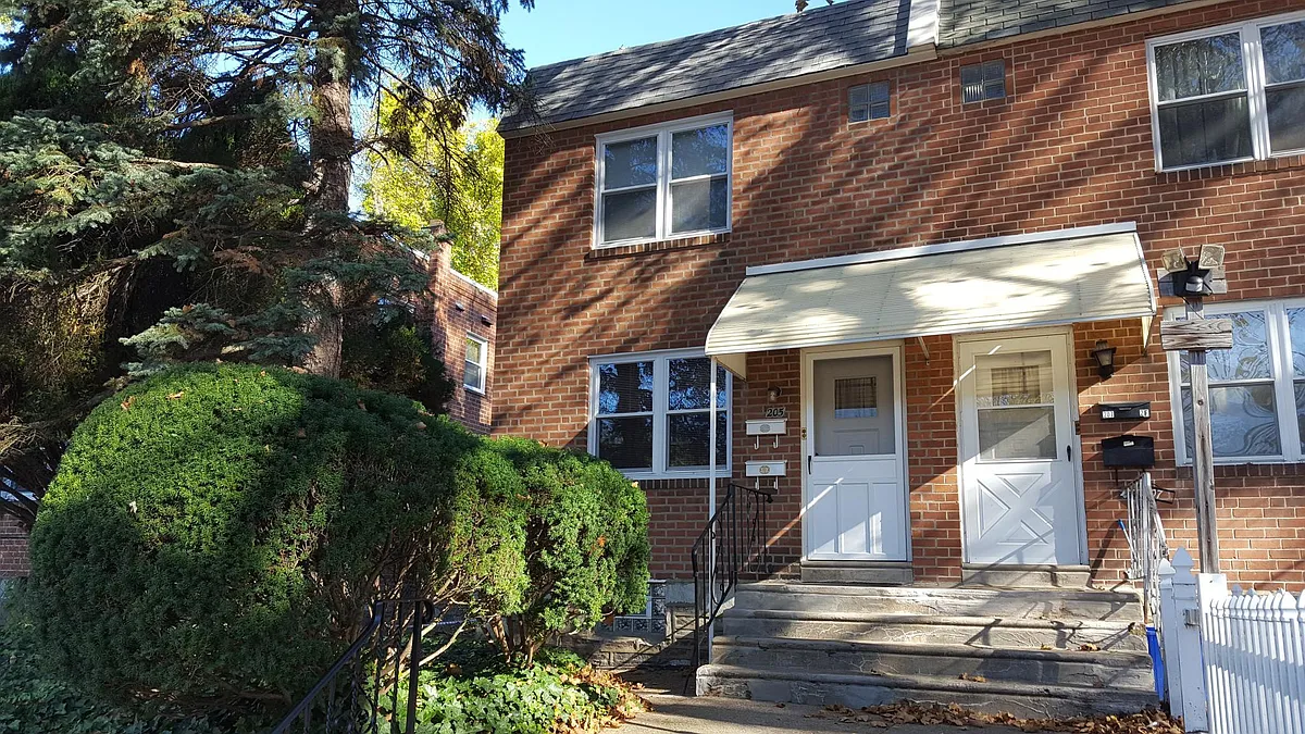Building Photo - 205 Robbins St #2