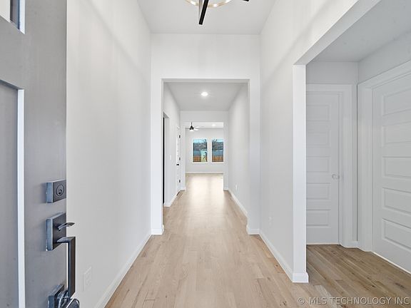 3rd image of 2431 W Madison St