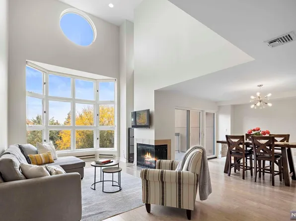 307 Ellery Ct, Edgewater, NJ 07020