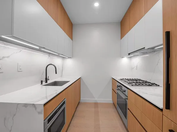 5 Court Square West image 2 of 8