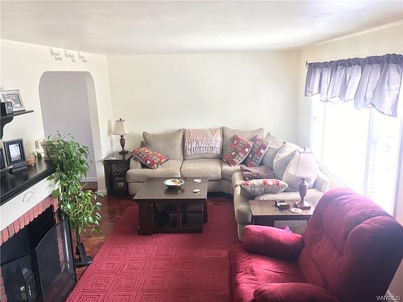 5th image of 270 Parkwood Ave