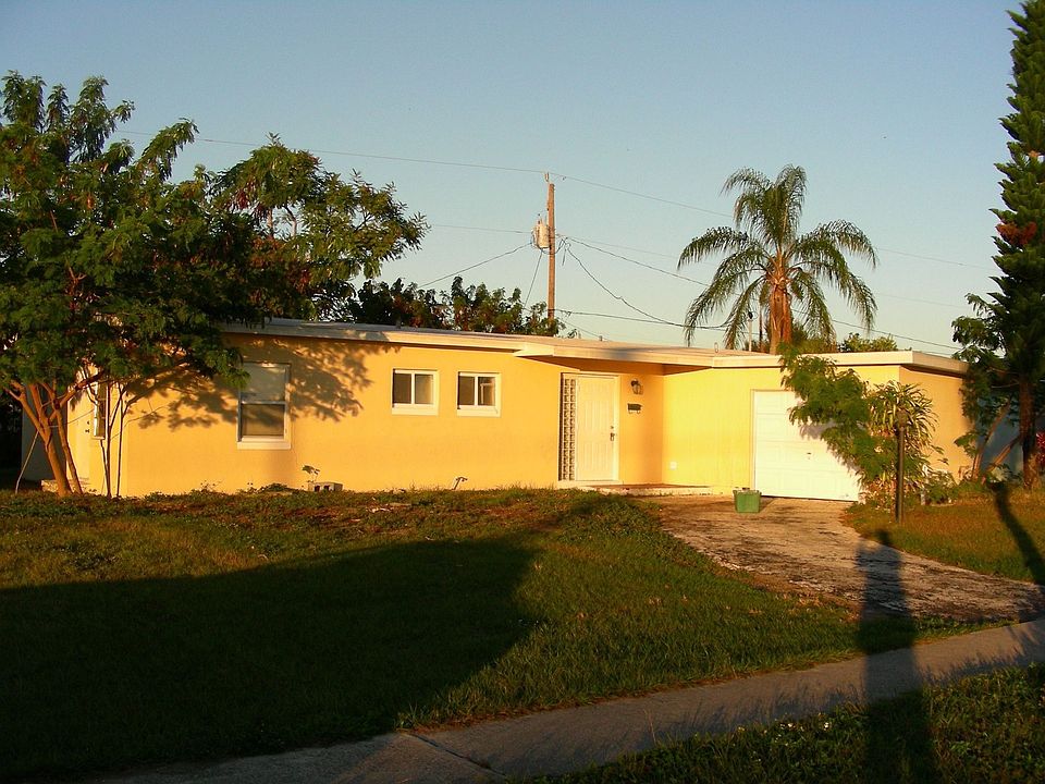 1st image of 21572 Edgewater Dr