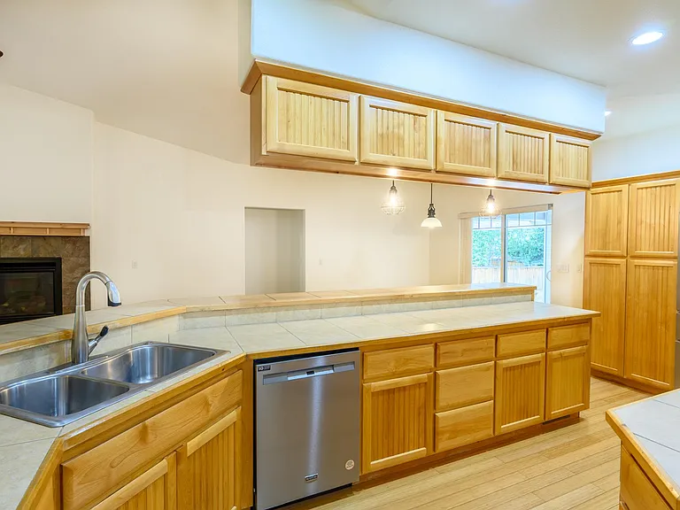 1631 NW Hickory Pl — Photo 9