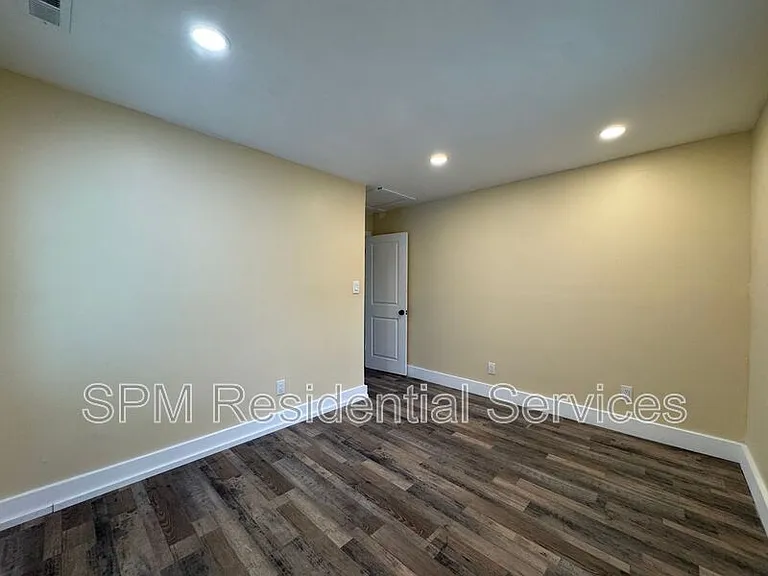 565 Manly Ave #A — Photo 12