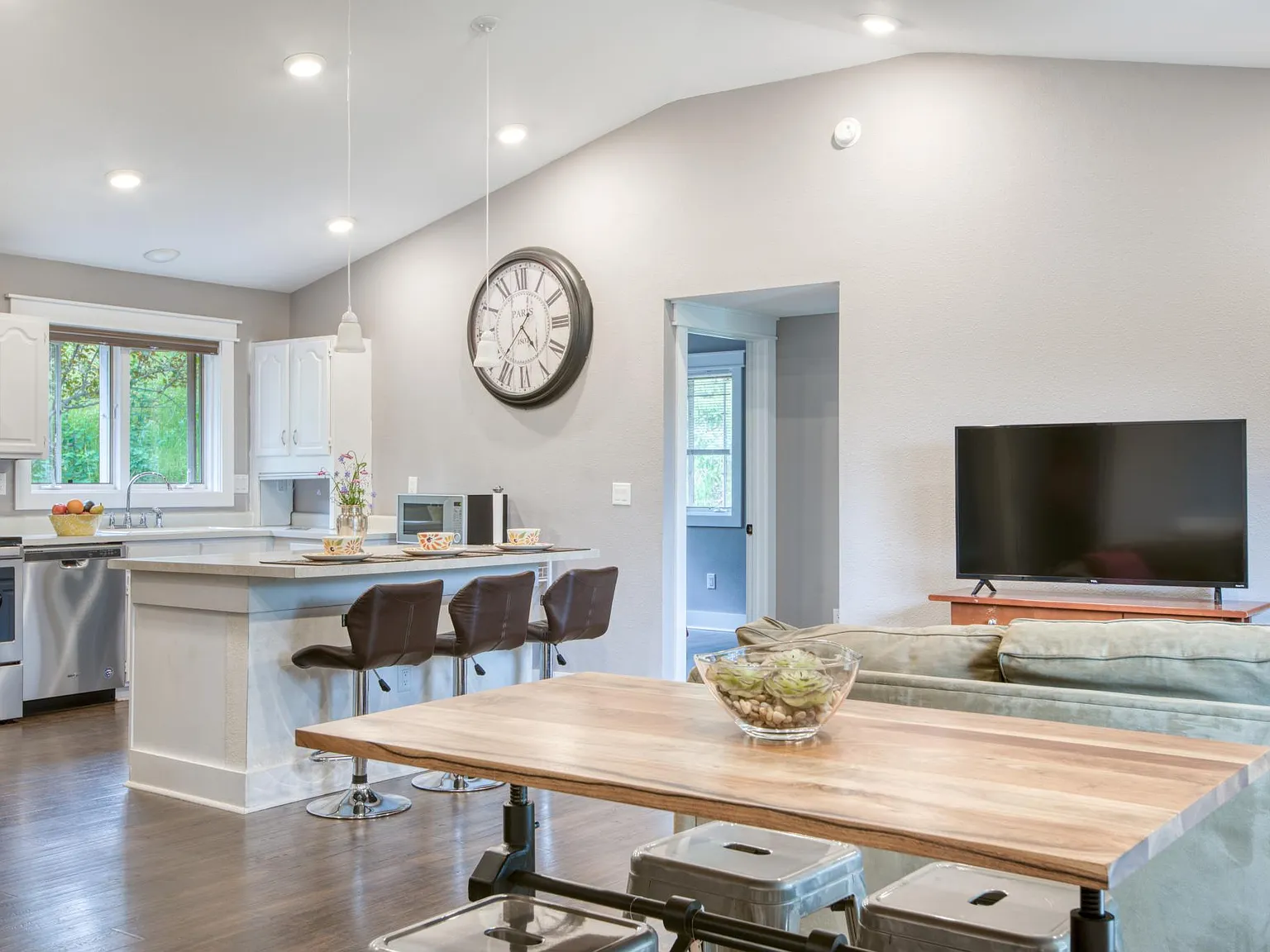 1168 Westview Dr — Photo 4
