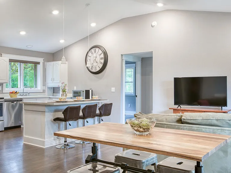 1168 Westview Dr — Photo 4