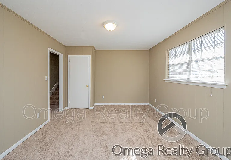 504 Roselle Ln — Photo 15