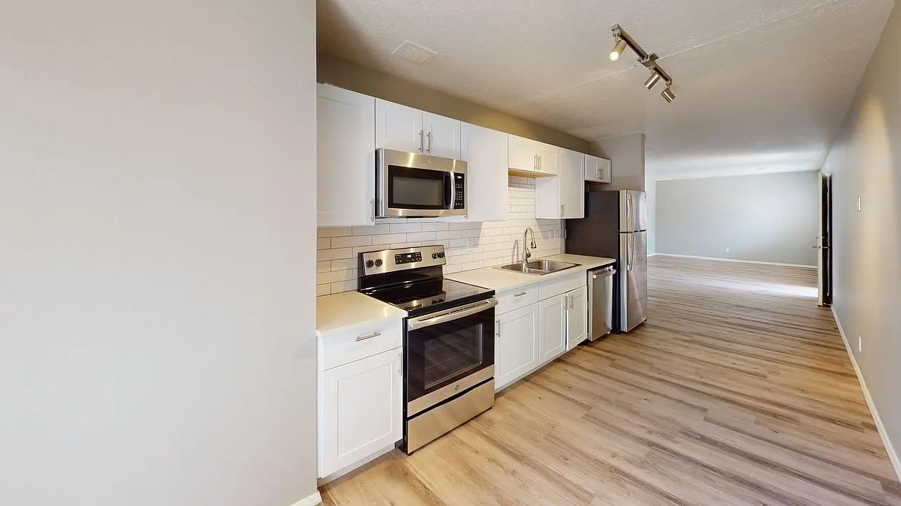 Completely Remodeled 2 Bed 2 Bath Apartment on Conchas Park — Photo 2