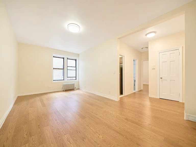 121 Seaman Ave #4E — Photo 1