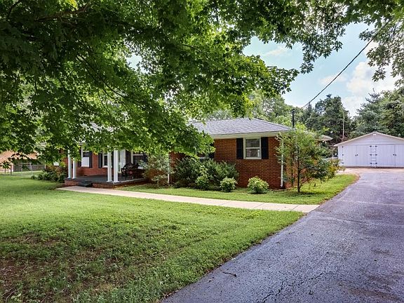3rd image of 1004 River View Dr