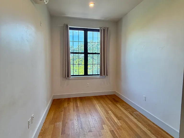 239 Scholes St #2F — Photo 6