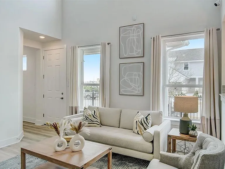 2027 Cora Ivy Ln — Photo 5