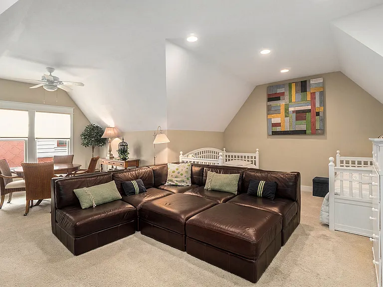 27 Howard Ave — Photo 24