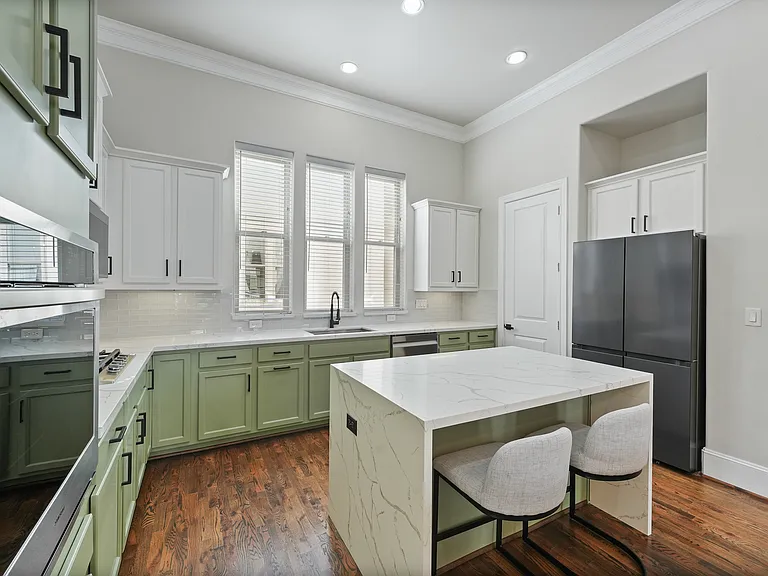 5747 Kansas St — Photo 8