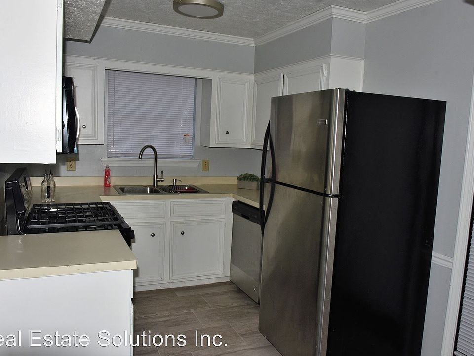 2nd image of 15 Meadowoods Pl