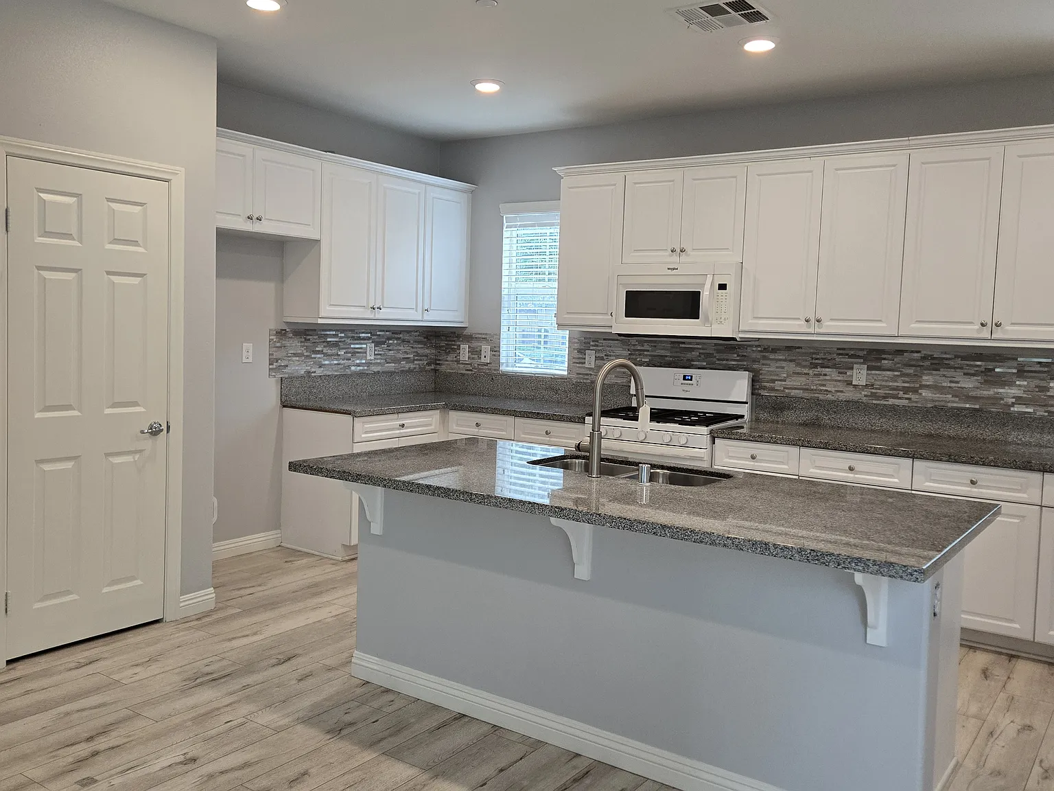 4 bed, 2166 sqft, $4,100 — Photo 3