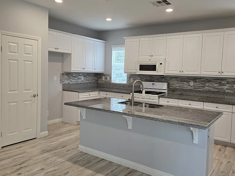 8678 Founders Grove St — Photo 3