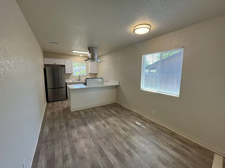 6415-6417 San Stefano St — Photo 43