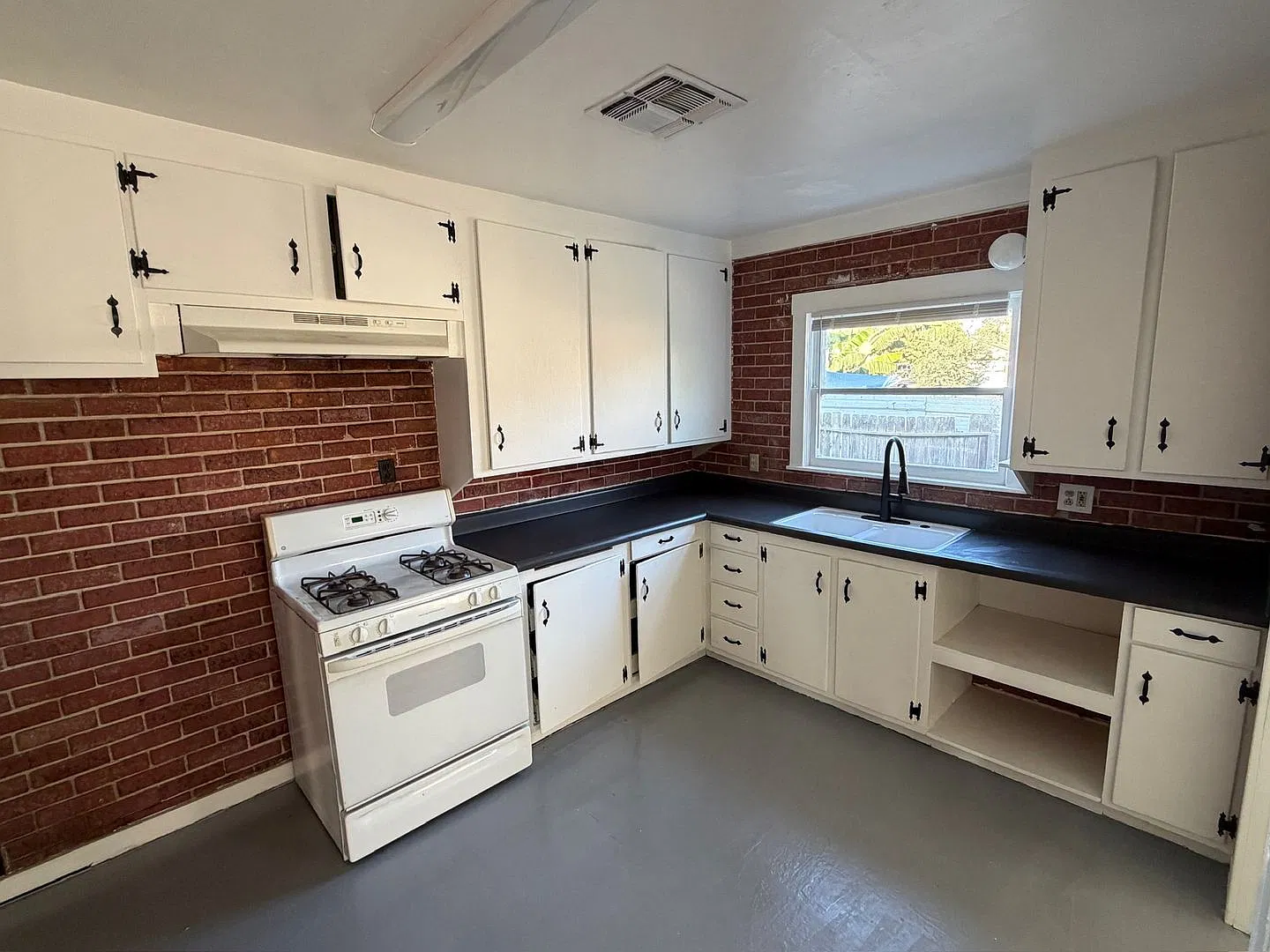 30818 Dollarhide Ave - 2 Bedroom 1 Bath - Goshen — Photo 4