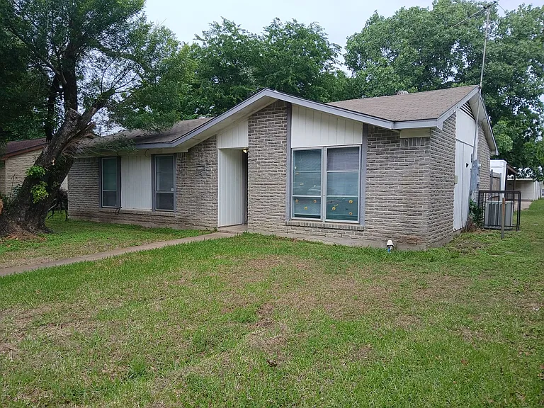 12109 Bishop Dr — Photo 3