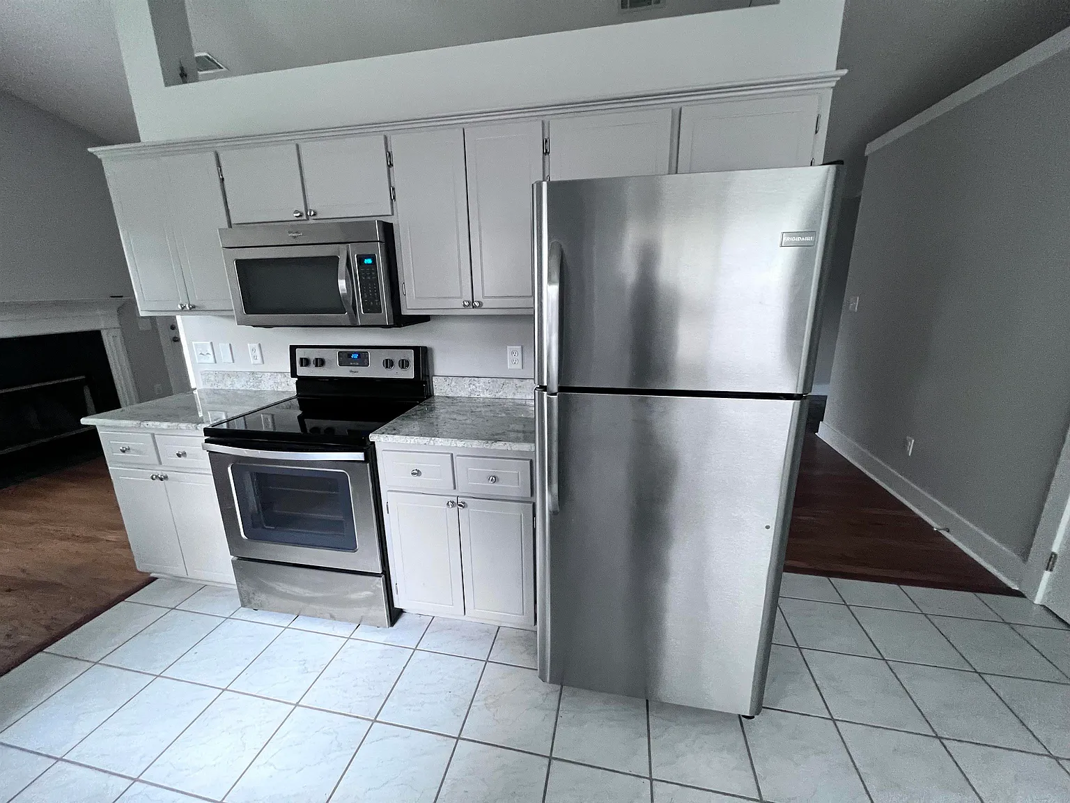 3 bed, 2.0 bath, 1400 sqft, $2,350 — Photo 4