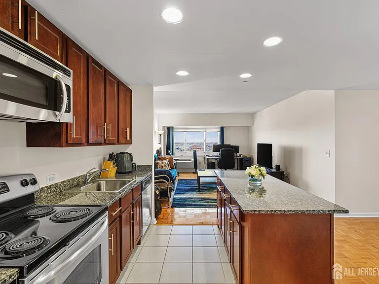 110 Somerset St #2205 — Photo 7