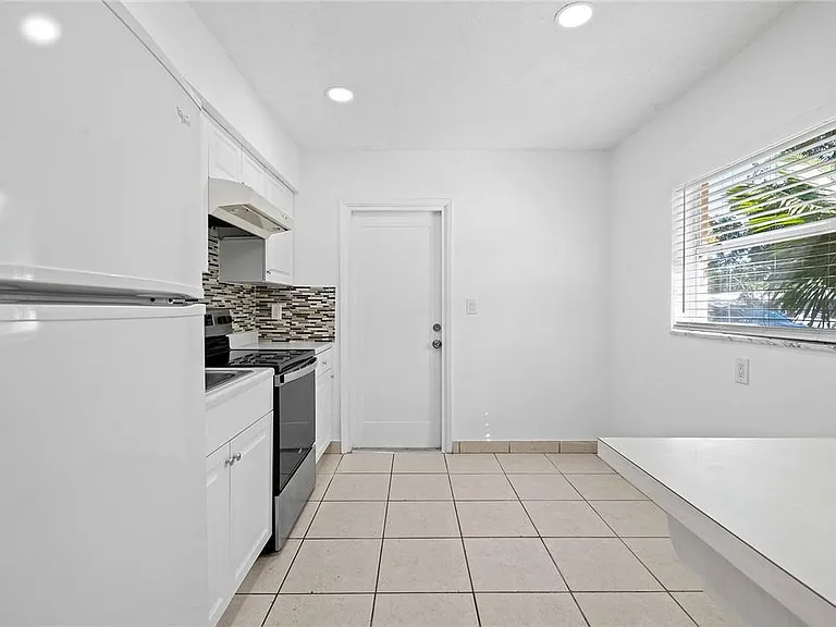 581 NW 17th Pl — Photo 4