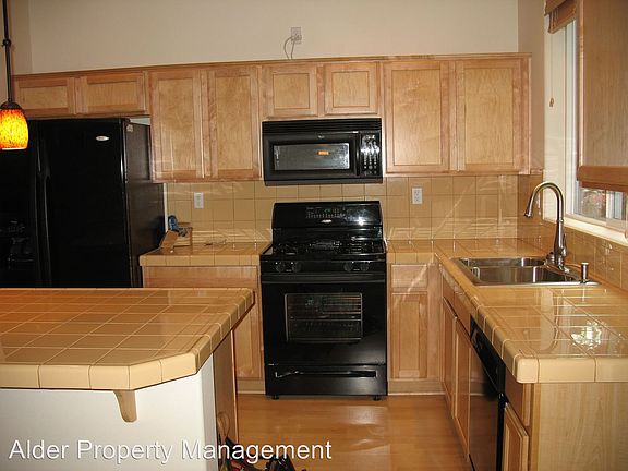 5th image of 3427 SE Pinewood Ave