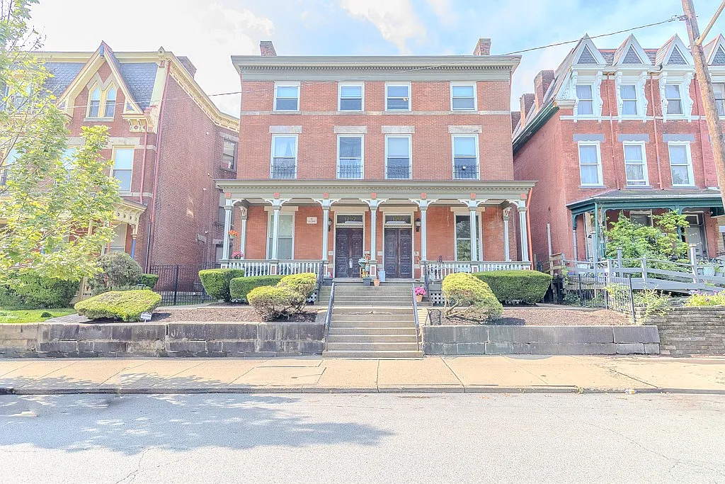 2 bed, 700 sqft, $1,395 — Photo 1