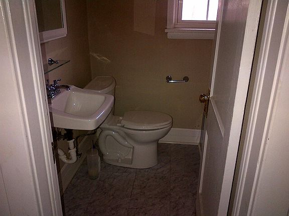 upstairs bath has tub