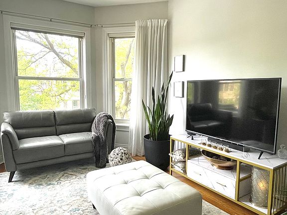 3rd image of 1227 W Foster Ave #2E