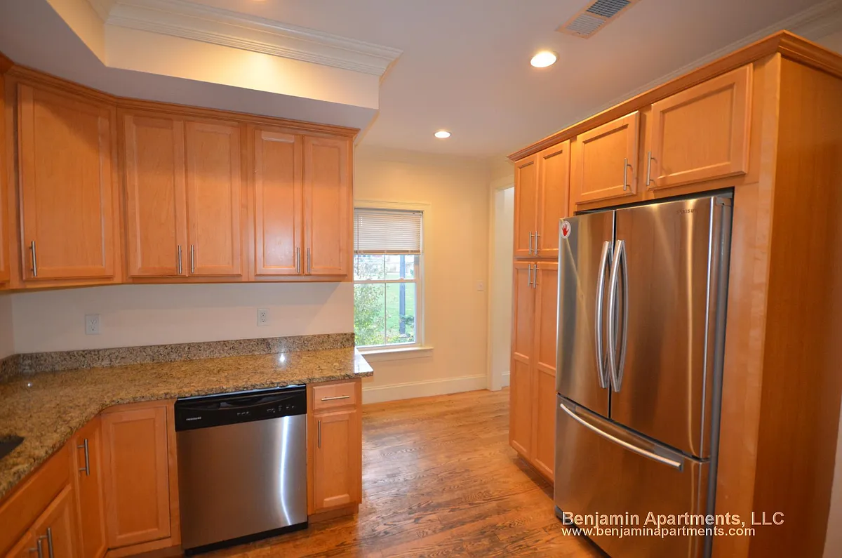 Building Photo - 27 Lothrop St #5