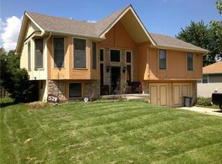 524 NE Karapat Dr, Kansas City, MO 64155