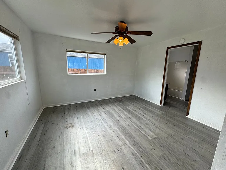 212 Moreland Ave — Photo 2