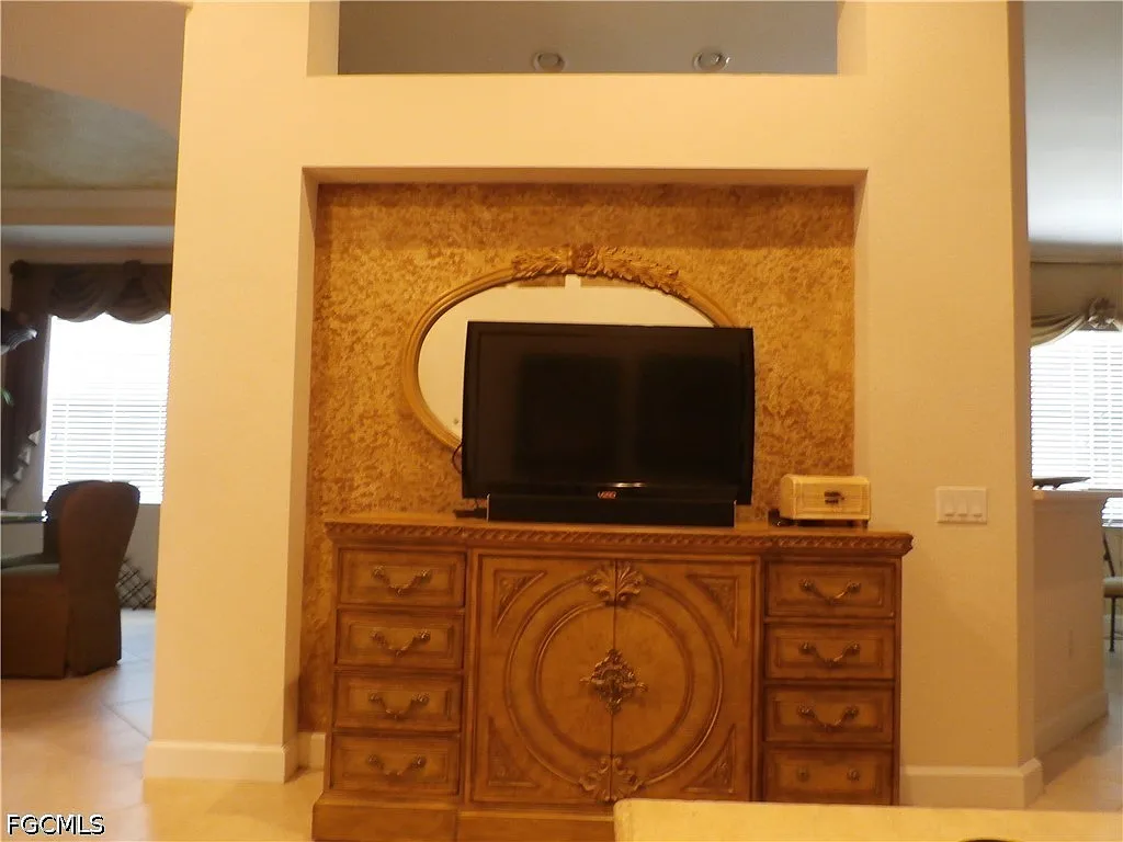 2 bed, 2.0 bath, 2040 sqft, $5,200 — Photo 4
