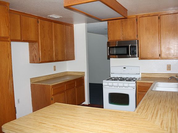 2nd image of 910 Yorkshire Ln